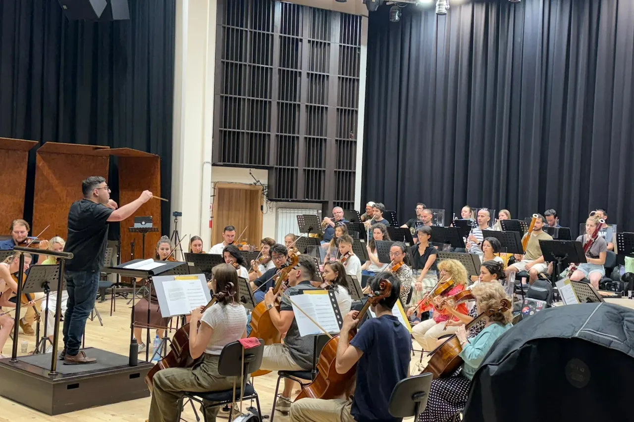 Eladio Aguilar rehearsing a full symphony orchestra